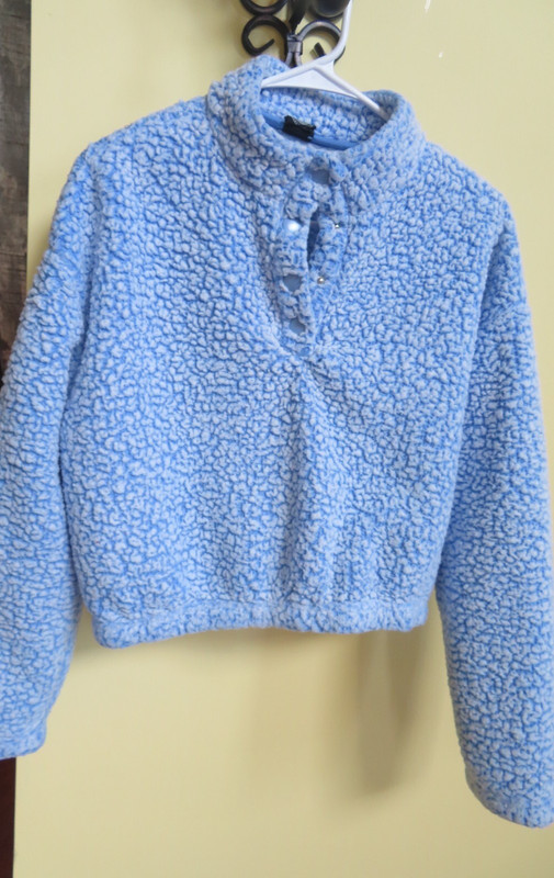 PACSUN BLUE AND WHITE HOODED PULLOVER SIZE: SMALL