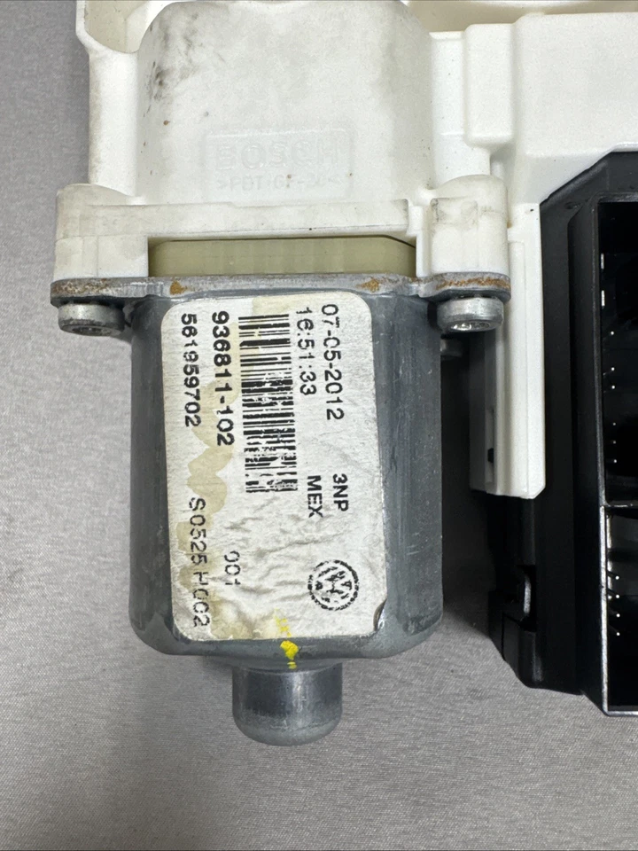 Volkswagen Passat Front Right/Pass Power Window Regulator Motor 561959702 - Image 2 of 4