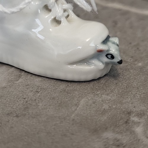 Gattino addormentato gatto in sneakers statuina miniatura topo porcellana usato in ottime condizioni - Foto 4 di 8