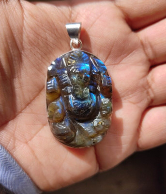 Ciondolo in filo di labradorite con pietra preziosa fatta a