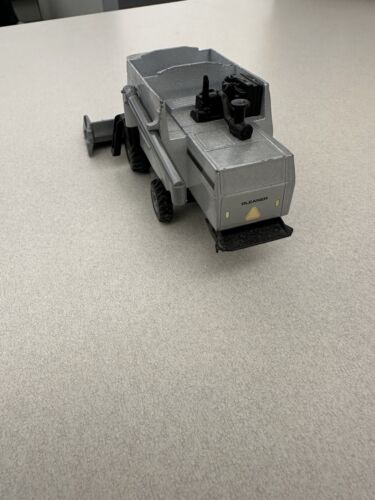Vintage Ertl C-62 Gleaner Combine with Corn Implement 1/32 scale, Silver, - Picture 4 of 5