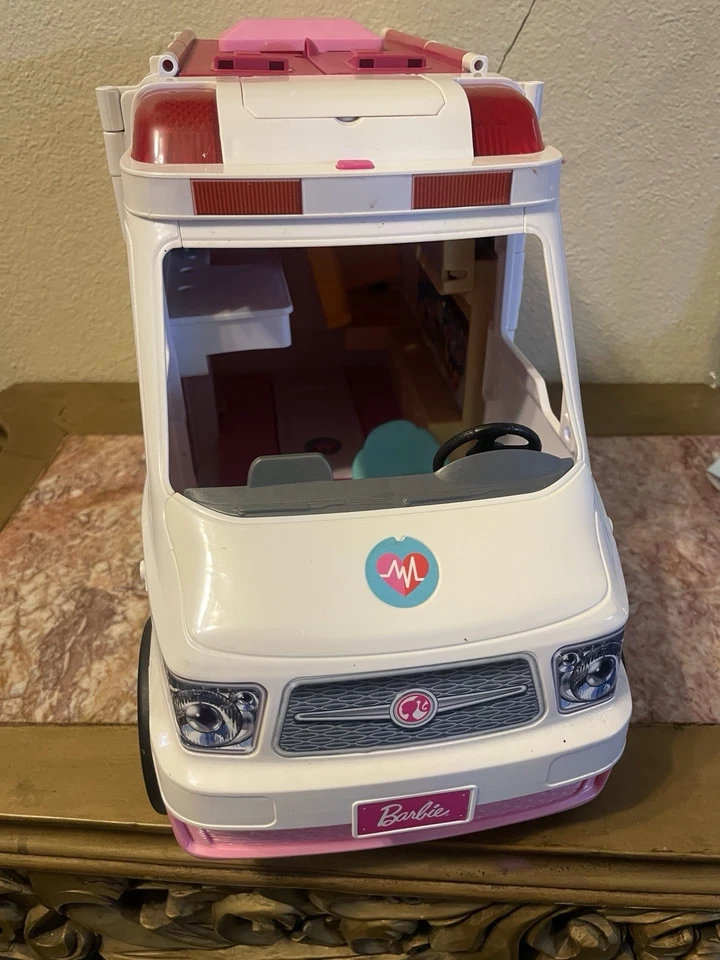 BARBIE Mattel Care Clinic Playset Ambulância/Luzes e Sirene Trabalho - Imagem 2 de 4