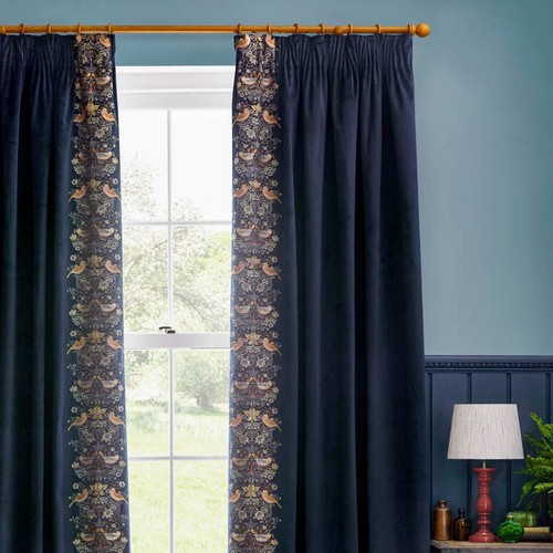Cortinas Strawberry Thief bordadas totalmente forradas en índigo de Morris & Co - Imagen 3 de 11