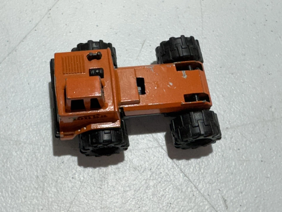 TONKA 2003 HASBRO 1:64 SCALE DIECAST MODEL TRACTOR ORANGE - Image 2 of 4