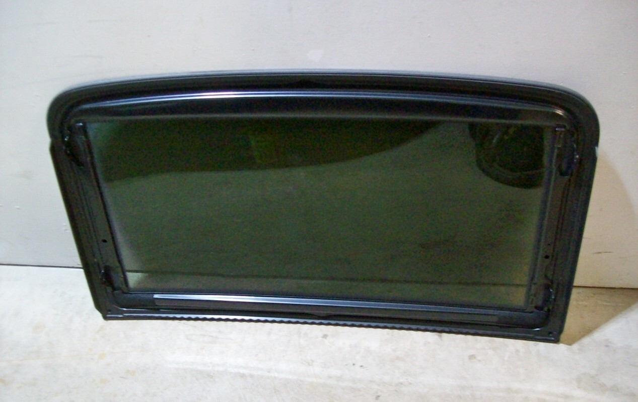 2022 2023 Mitsubishi Outlander Sunroof Glass . OEM , USED . Scratches