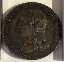 Armes anciennes, uniformes, décorations et souvenirs militaires