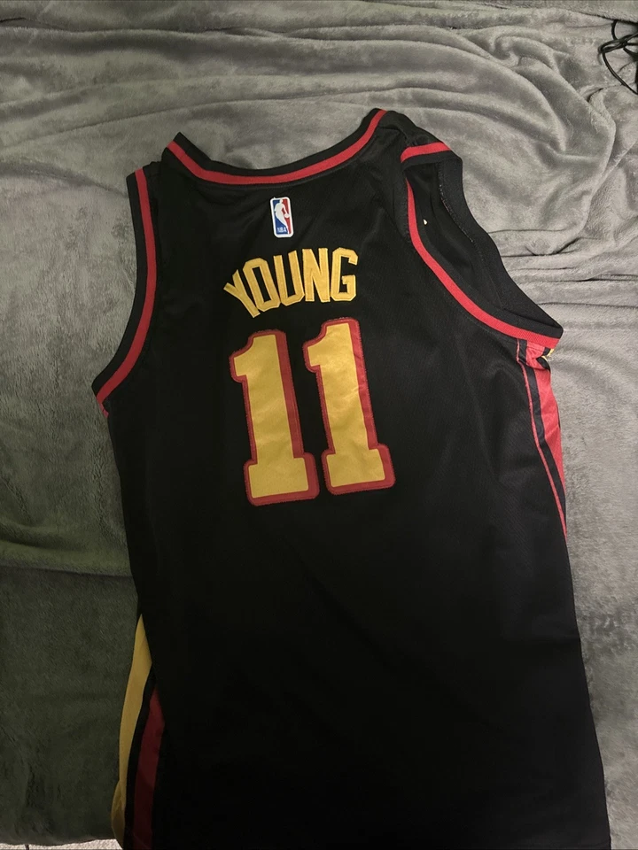 Camiseta NBA Trae Young Atlanta Hawks Nike Swingman L) Statement Edition K1239 - Imagem 2 de 2