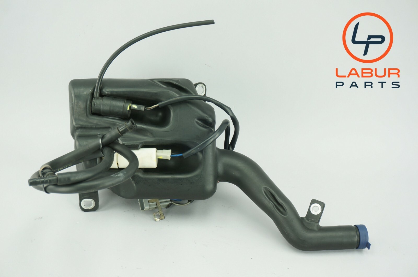 M139 03-08 Maserati Quattroporte Windshield Washer Fluid Reservoir Tank Z2167