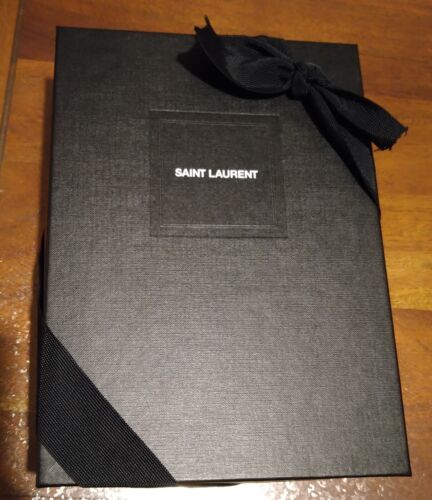 Boîte vide avec son ruban de Saint Laurent en noir 25 x 18 x 8 cm - Photo 1/9