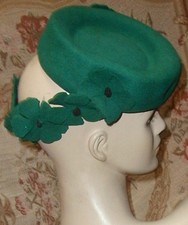 Vintage 1940's Kelly Green Felt TILT Hat w Back Ring o Flowers New York Creation