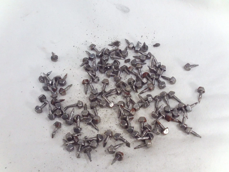 Anciens clous acier tête bossette facettes ( 130 ) sabots brodequins 60 g (CW8) - Photo 2/2