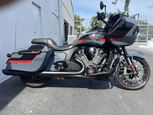 2022 Indian Motorcycle Challenger Elite Stealth Gray w/ Black Metallic  I 