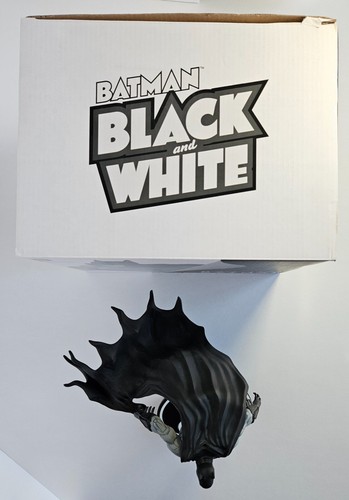 DC Collectibles Batman Black and White The New 52 Batman Statue Jim Lee - Picture 6 of 8