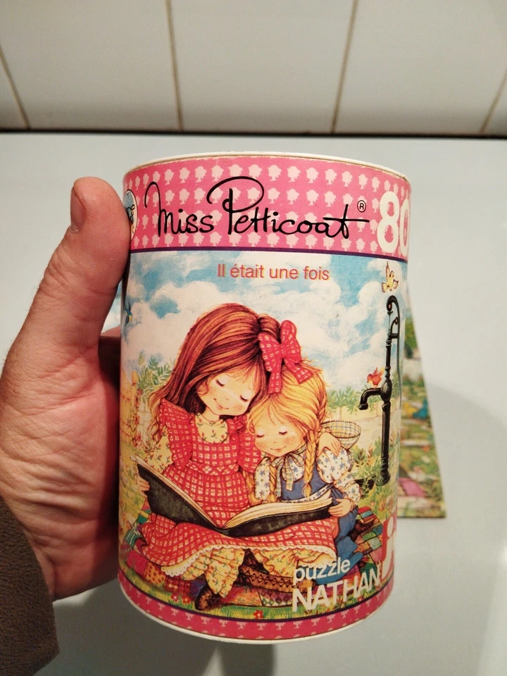 Rare Puzzle En Bois 80 Pièces Miss Petticoat 1980 Boîte Cylindre Complet Nathan - Photo 3/4