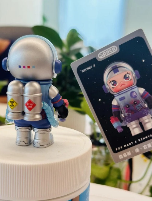 POP MART x Molly 100% Mega Space Series 3 Louis De Guzman POP MART x Molly 100% Mega Space Series 3 Louis De Guzman