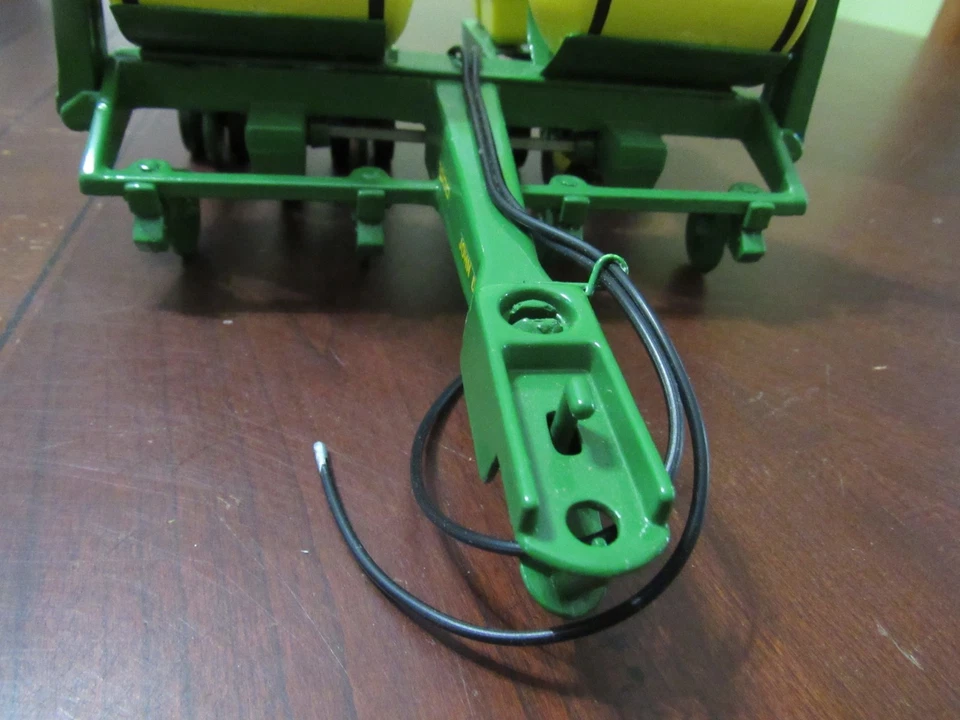 CUSTOM BUILT 1/16 JOHN DEERE 7000 4 ROW PLANTER - EXCELLENT CONDITION - Image 3 of 4