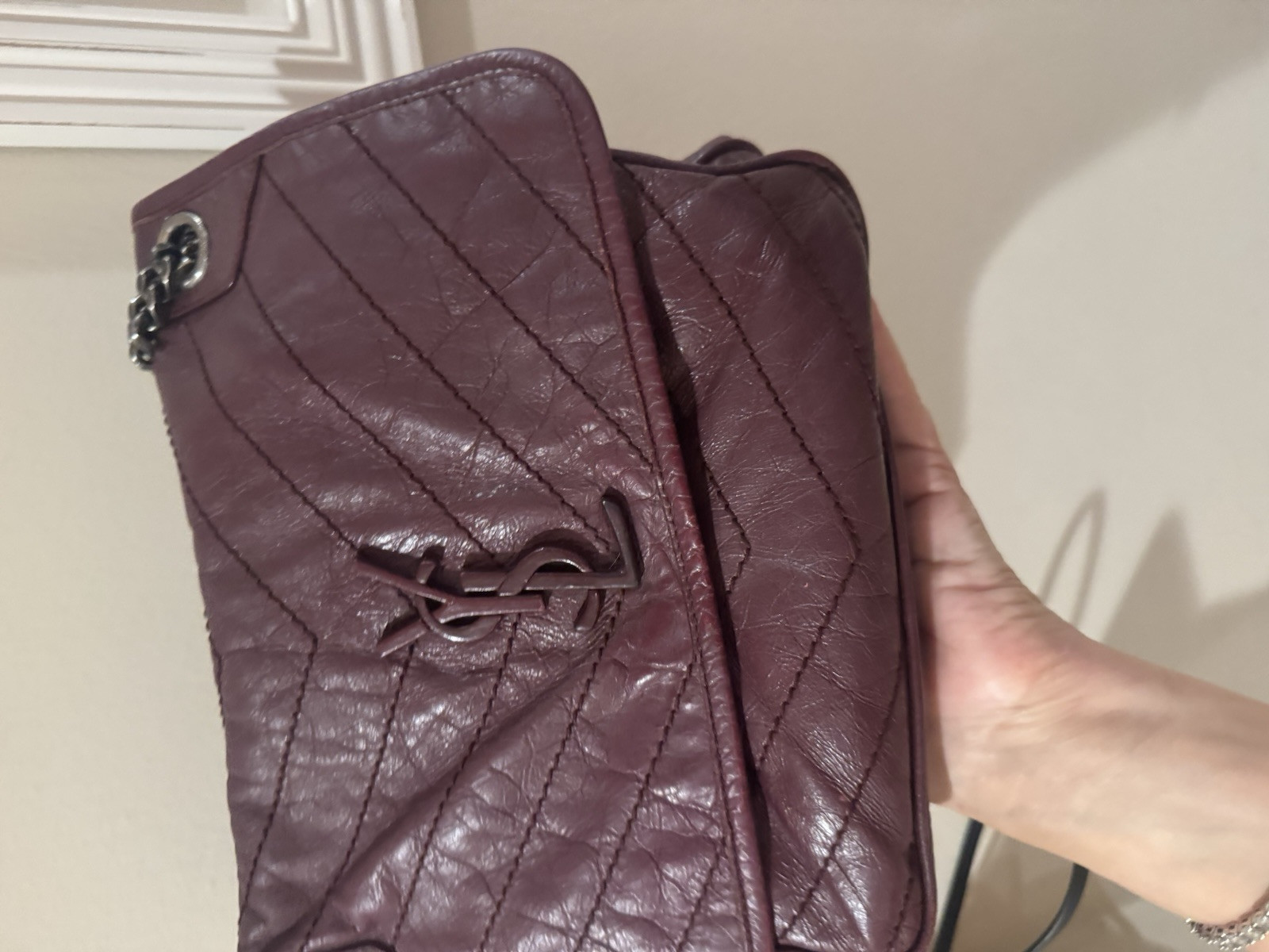 SAINT LAURENT Borsa YSL Niki bordeaux invecchiata in pelle stropicciata borsa a tracolla splendida!