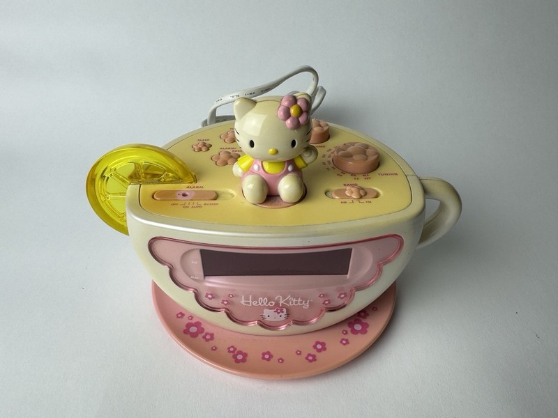 2003 Hello Kitty Vintage Tea Cup Sanrio Radio Alarm Clock