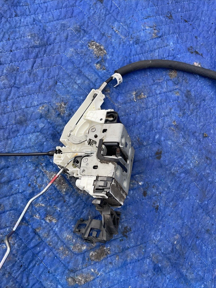 Actuador de cerradura de puerta Chrysler 300 2011-2018 156054581 68058976AC Foto 2 de 3