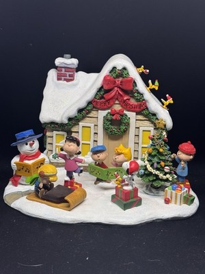 PEANUTS  The Peanuts Christmas Cottage  Danbury Mint Snoopy Christmas Figure