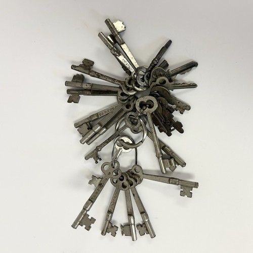 Large Vintage Lot of Antique Brass Keys Skeleton, Flat, Sargent, T & B FDY Co. - Picture 2 of 6