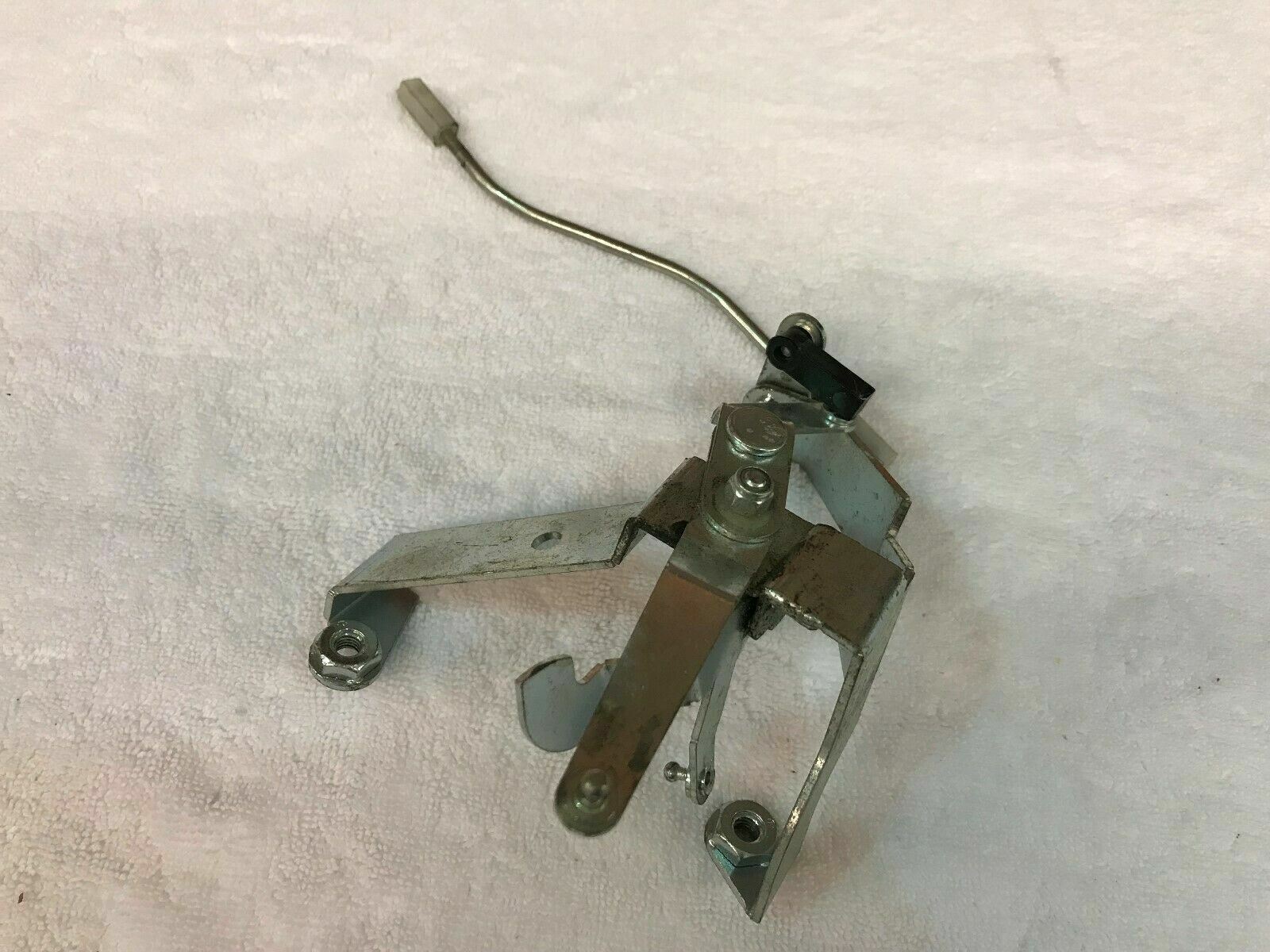 LAMBORGHINI MURCIELAGO DRIVER LEFT LOCK LEVER SUPPORTING BRACKET OEM 410837161