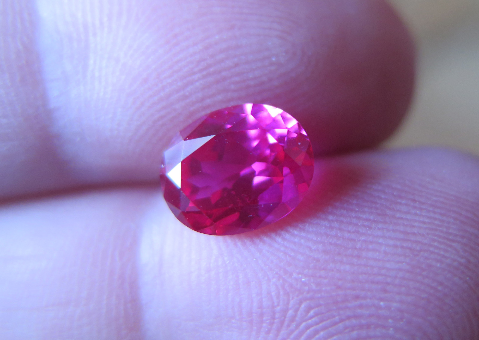 Saphir Verneuil rose intense 10x12 mm pierre taillée ovale 6,30cts pour bijoutier