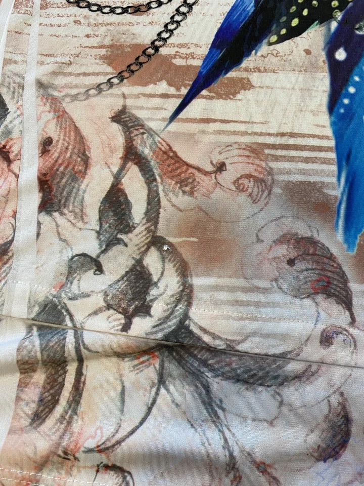 Top túnica Jostar estampado gráfico plumas diseño colorido talla grande AOP hecho en EE. UU. Foto 3 de 4