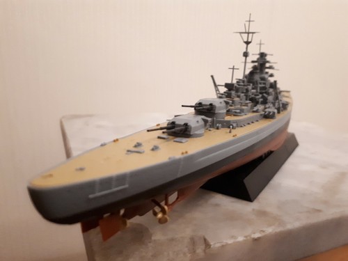 1:700 German WW2 Bismarck battle ship complete model - Picture 5 of 7