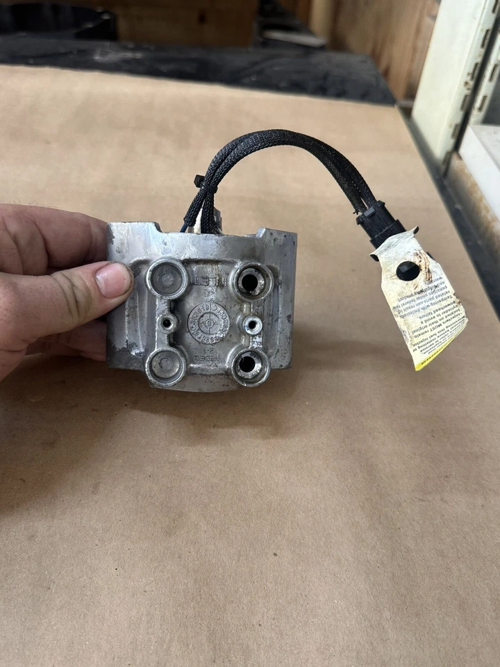 INYECTOR DE COMBUSTIBLE EVINRUDE 50HP E-TEC PN# 5008475 / 5008826 (B-35) Foto 4 de 4