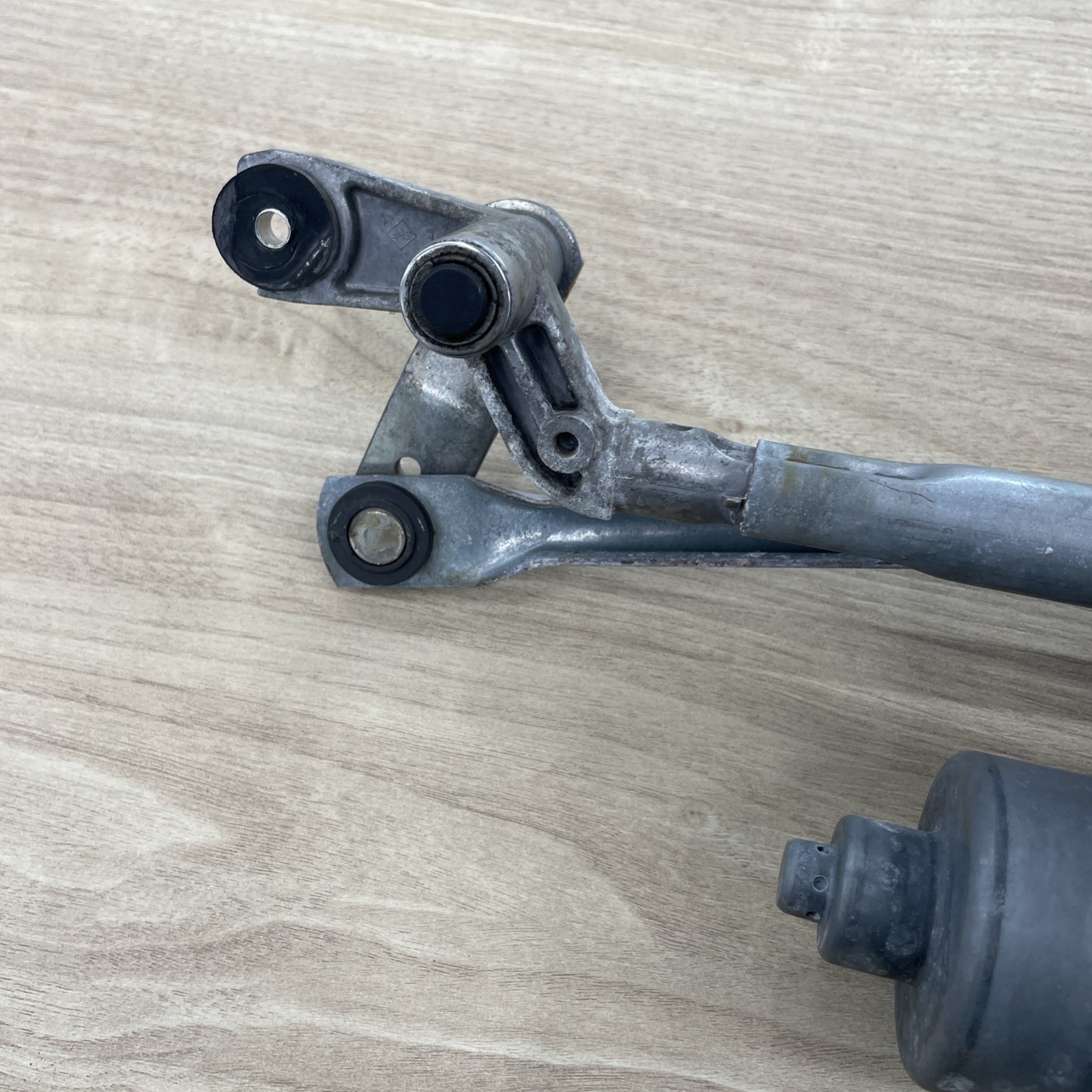 2009 Bentley Continental Flying Spur W12 Winshield Wiper Motor W/ Linkage