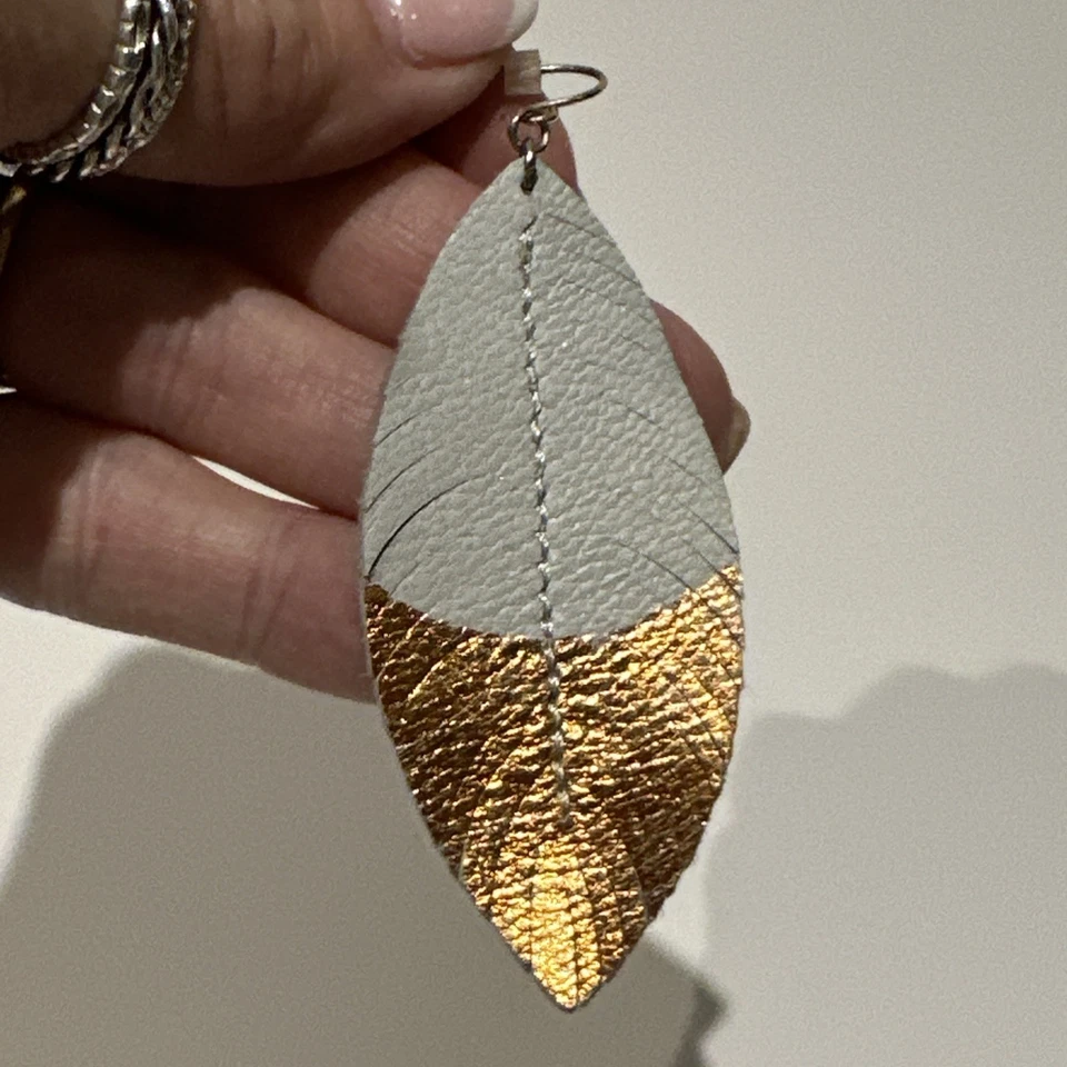 Pendientes Premier Designs Joyería Cuero Gris Claro Como Una Pluma con Oro Rosa Foto 3 de 4