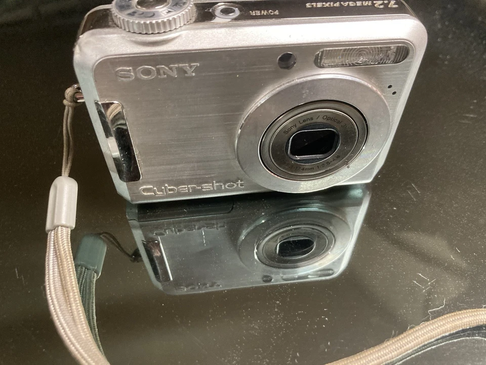 Sony Cyber-Shot DSC-S700 7.2MP Digital Camera Silver WORKS  No Memory Card/Cords - Image 2 of 4