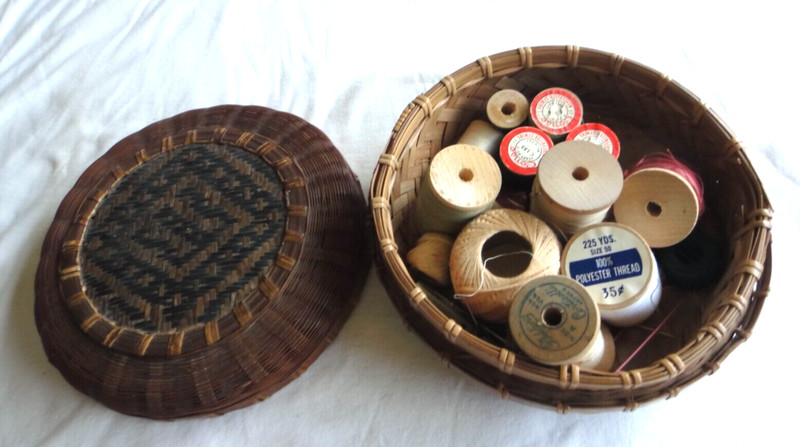 Vintage WICKER 7 1/4" PATTERNED SEWING BASKET CONTENTS ADVERTISING THREAD READ