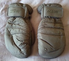 Ladies insulated (Thinsulate) black snow mittens - Made c. 1996. Only worn once