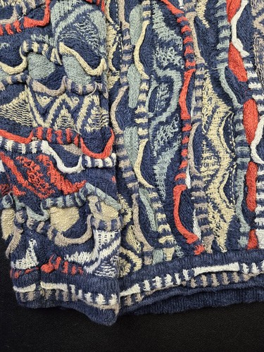 Suéter Pullover Coogi Tejido 3D De Colección Medio Botón, Raro, Talla L 24.5x29" Azul Marino/Rojo - Imagen 4 de 18