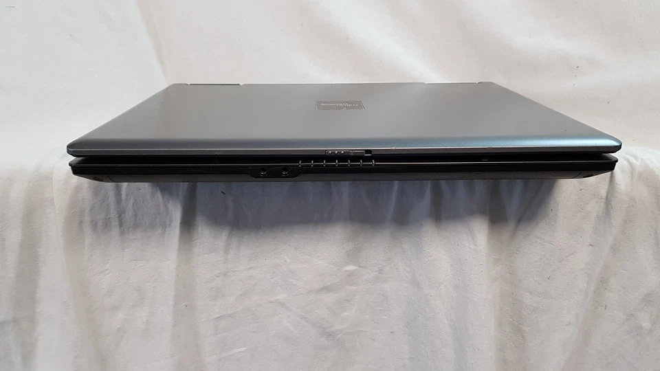 Fujitsu esprimo v5535 15.4" Laptop Intel Celeron 540 1GB 80GB, NO OS - Image 2 of 4