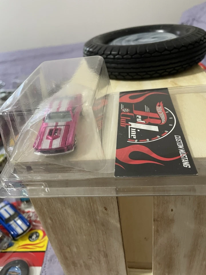 HOT WHEELS REDLINE CLUB ROSA MUSTANG CAPÓ ABIERTO CUCHARAS SELLADAS EN CARCASA PROTECTORA Foto 2 de 4