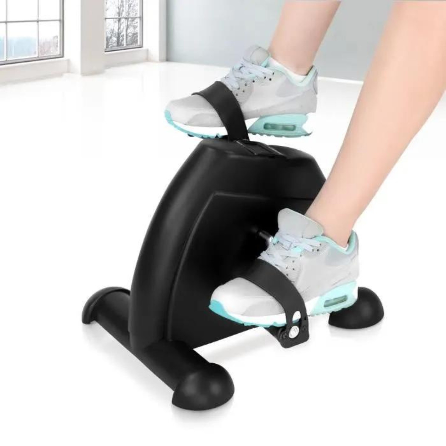 Mini vélo d'appartement pour pédaler sous le bureau pendant le télétravail