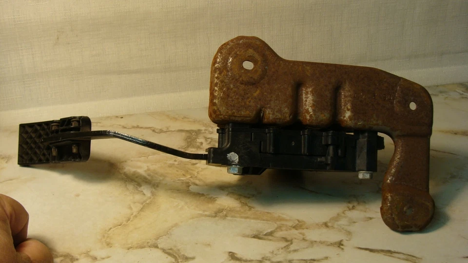 Mercury Mountaineer 2008 montaje de pedal de gasolina usado de repuesto con soporte Foto 4 de 4