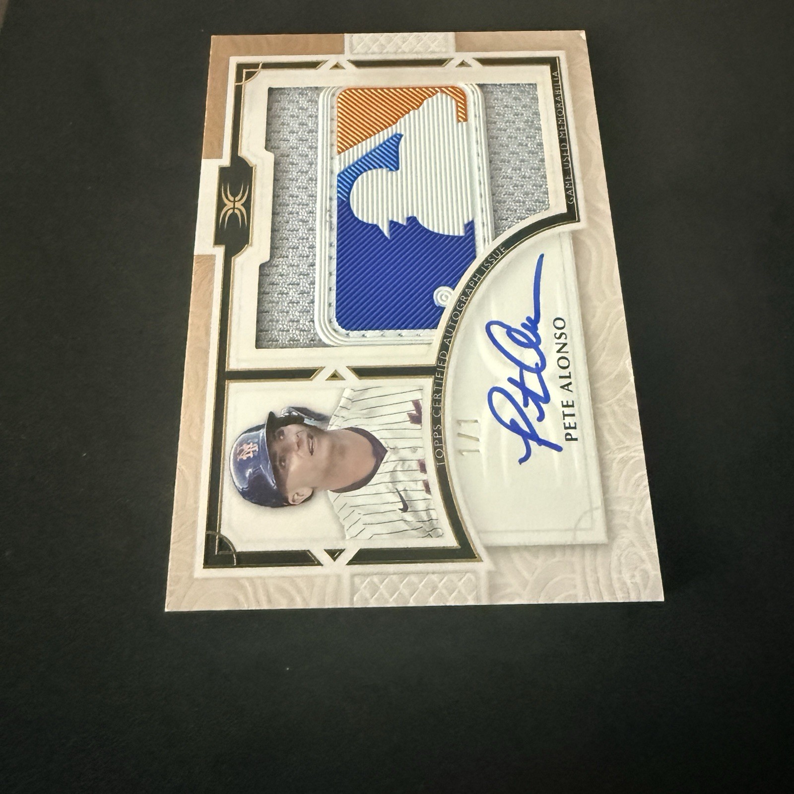 1/1 2025 Topps Definitive GOLD Pete Alonso MLB Logoman Patch Auto 1/1 NY Mets view 5