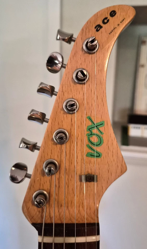 Vox Ace  JMI V205 2 Pickups 1963-66 Excellent, Complete with Hard Plush Case - Image 4 of 4