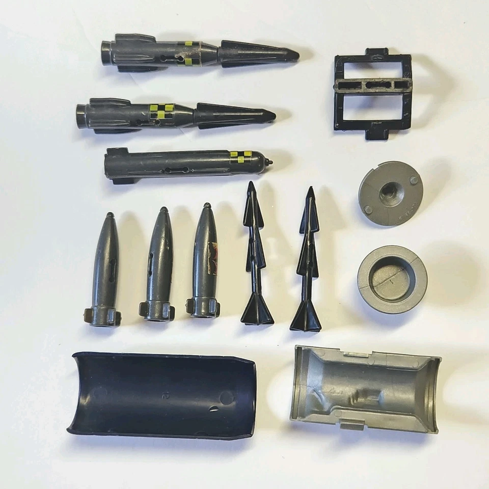 Lote de piezas de motor de colección GI Joe 1984 Wild Weasel Cobra Rattler Jet Misil Bomb Rack Foto 3 de 4