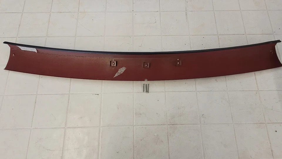 Ford Mustang 1986 parabrisas tapa central superior borgoña OEM pieza de repuesto Foto 3 de 3