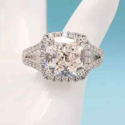 3,8 kt gepolsterter Moissanit Halo geteilter Schaft Verlobungsring 14 K Weißgold plattiert