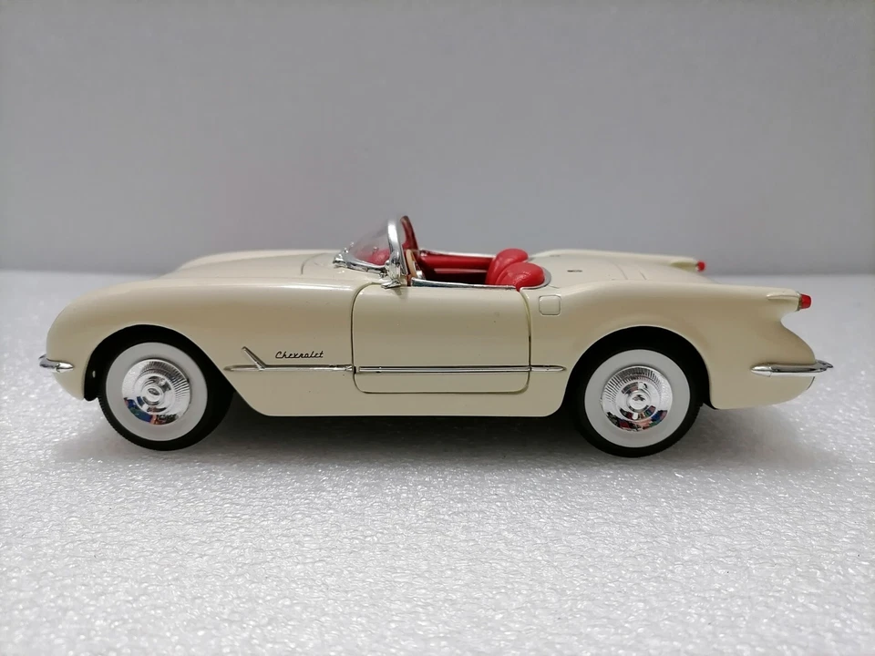 CHEVROLET Corvette 1953 - Vintage diecast 1:18 Scale model , Solido - Image 4 of 4