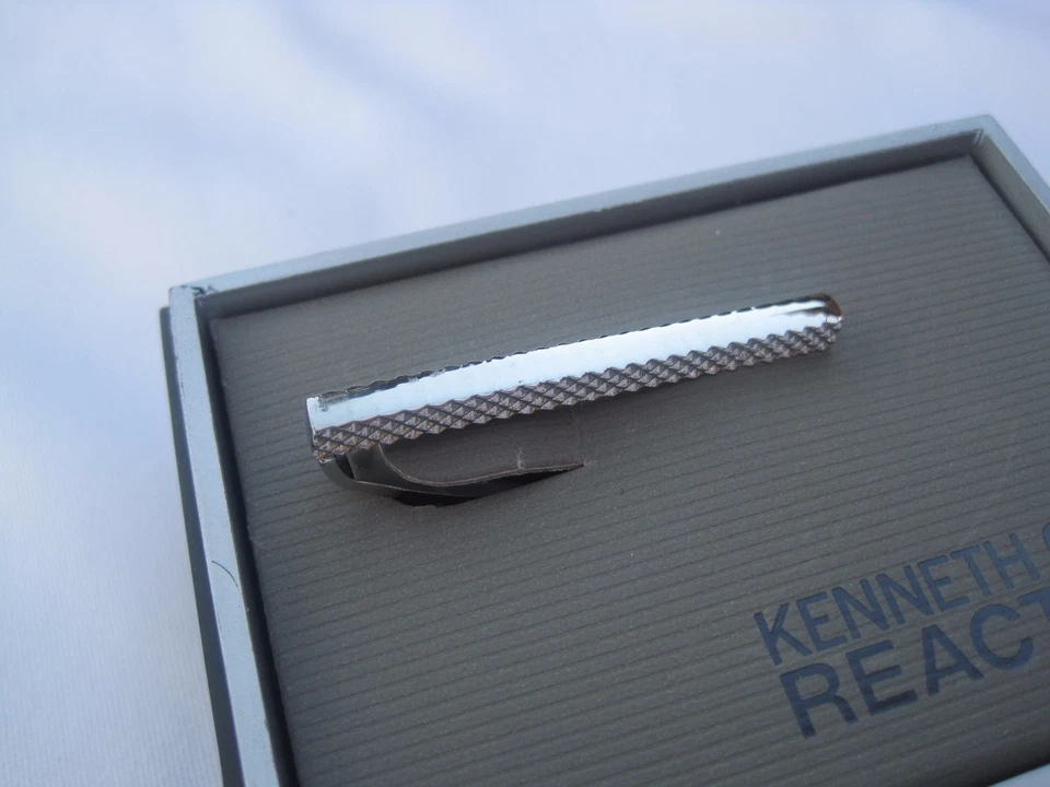Barra de corbata moderna Kenneth Cole tono plateado, venta al por menor de $32 Foto 3 de 4
