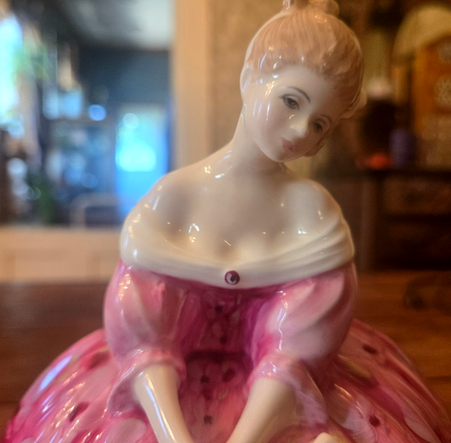 Belle figurine ancienne en porcelaine Royal Doulton - Victoria - HN 2471 - Photo 3/11