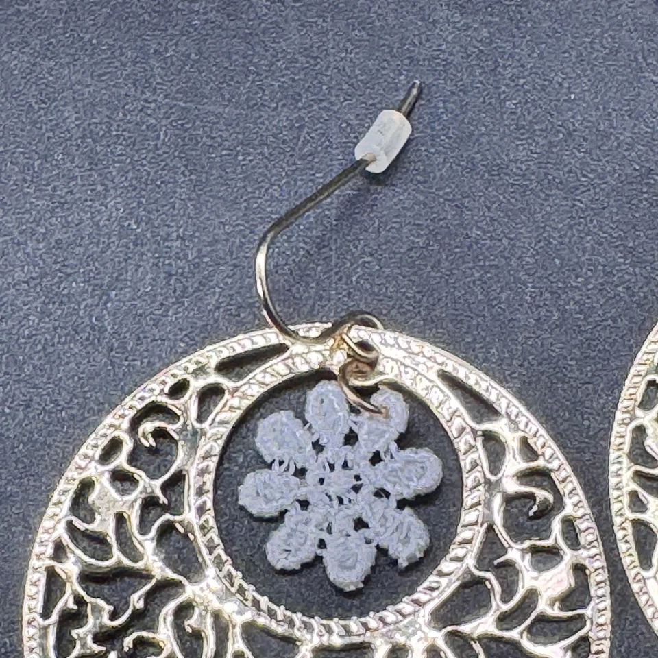 Pendientes Colgantes Claire's Tono Dorado y Blanco Gancho Trasero Filigrana Flor Lindos Brillantes Foto 3 de 4