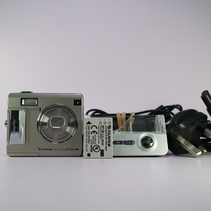 FUJIFILM FinePix F450 シルバー The Fujifilm Finepix F450 Zoom — The Light Slide